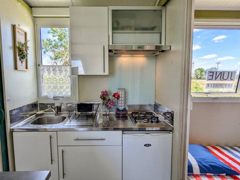 Cottage with hot tub — photo 4
