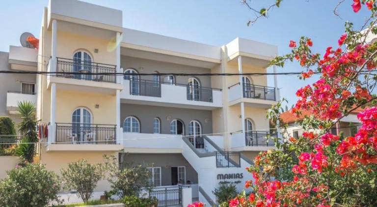 Serviced apartment with patio, garden & pool in Chania