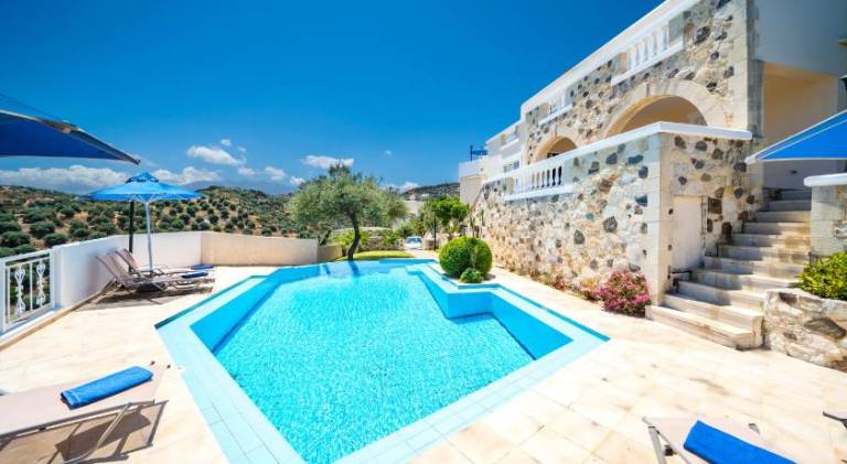 Ample villa with hot tub & pool | Pets are welcome — photo 2