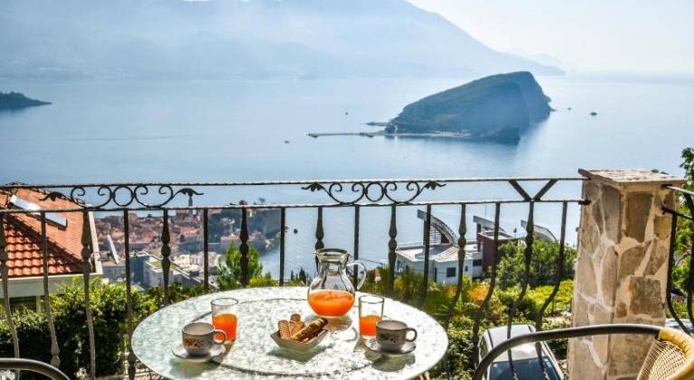 Pleasant apartment with barbeque, patio & garden | Close to the beach | Pet-friendly in Budva