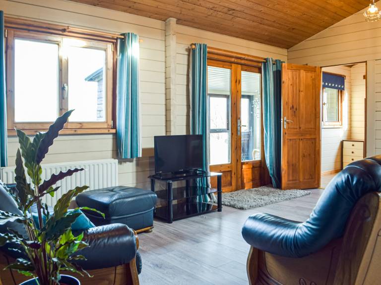 Family-oriented pleasant cottage with yard | River view | Pet-friendly — photo 3