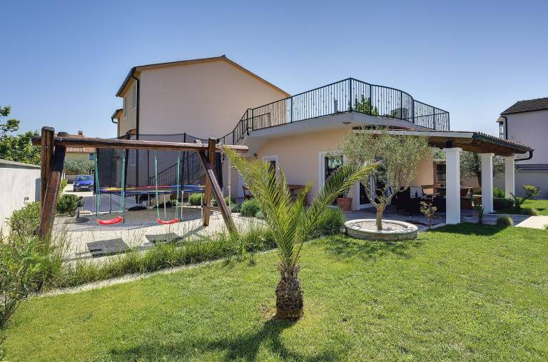 Luxury villa with private pool near sandy beach — photo 3