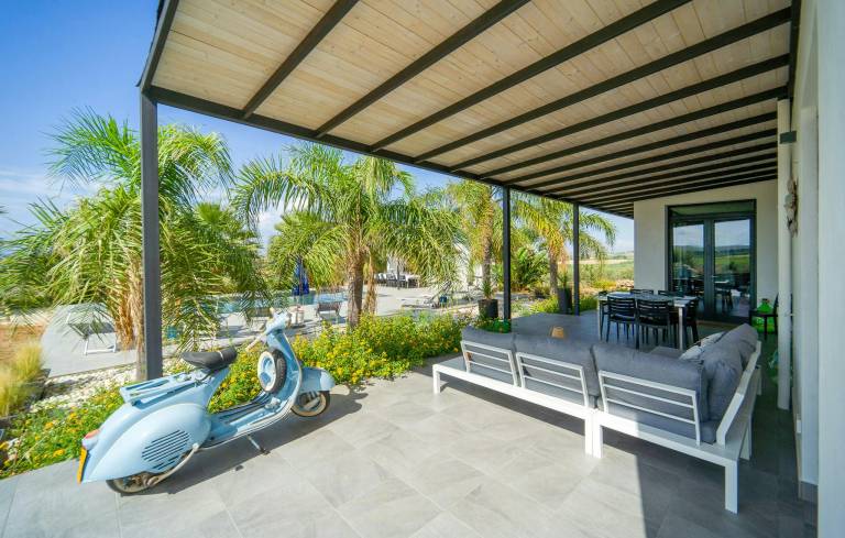 Family-oriented house with BBQ, private pool & patio | Water view | Pet-friendly — photo 3