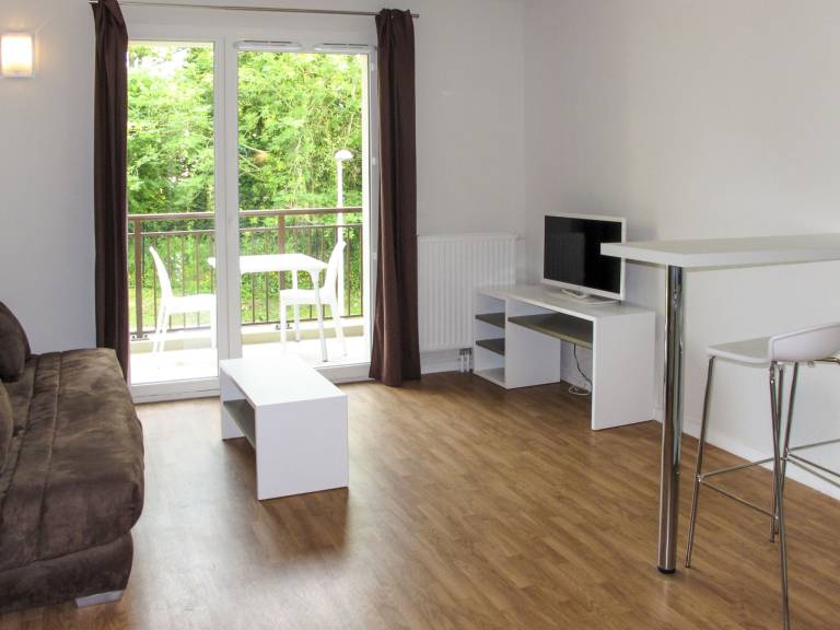 Holiday apartment with terrace, yard & pool — photo 5