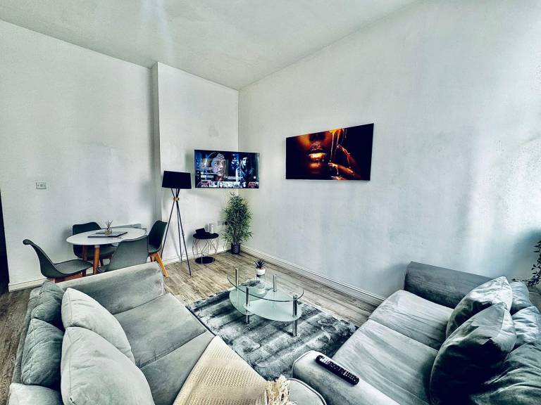 Captivating 2 Bed Apartment in Liverpool