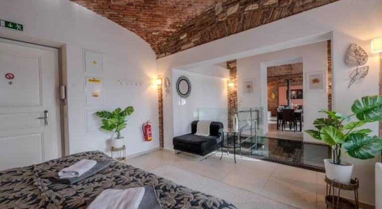 Serviced apartment with patio, hot tub & yard | Near Dancing House — photo 5