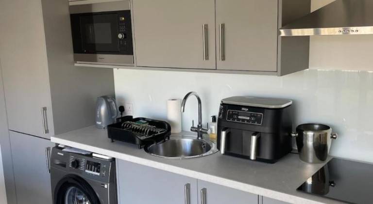 Villa Maria Southbourne - 2 Mins to Beach - Coastal - Dog-Friendly - Modern Luxury - Large Private G — photo 3