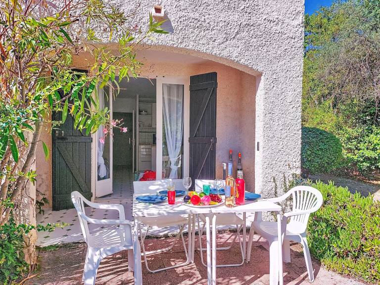 Holiday apartment with garden, barbecue & patio — photo 2