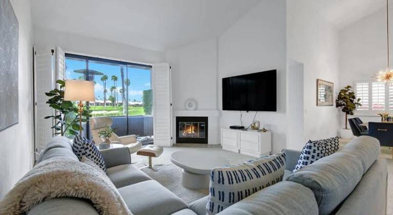 House with pool & hot tub in Palm Desert, CA