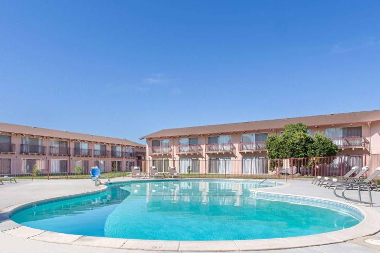 Days Inn by Wyndham Modesto — photo 2