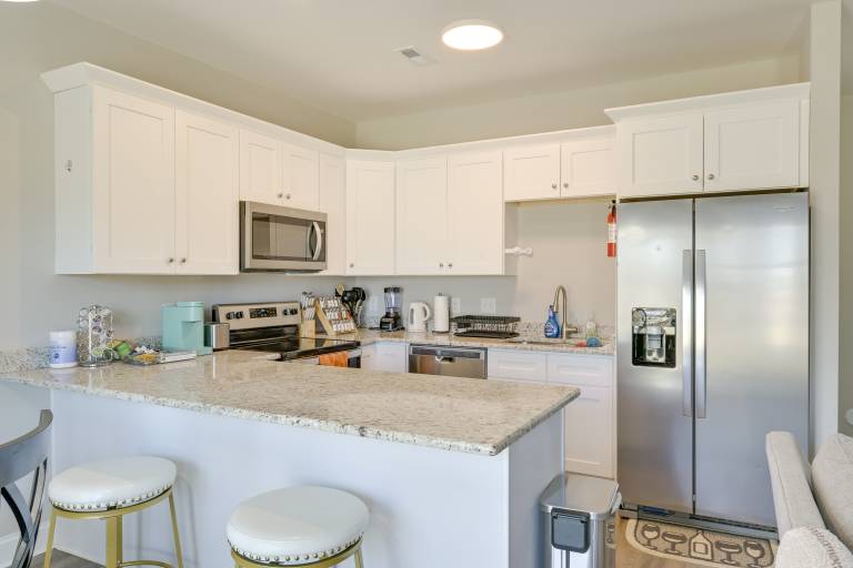 Stay & Play: Spacious Concord Townhome Near Uptown — photo 2
