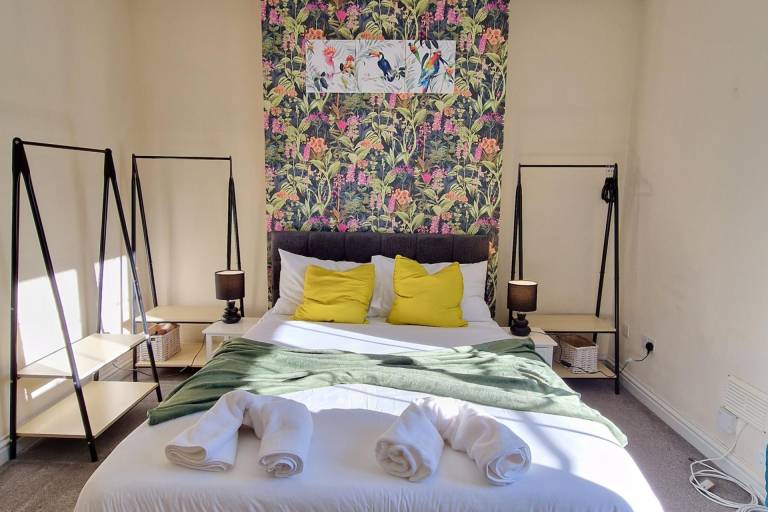 Apt Sleeps 5 6 Parking Train Station Close