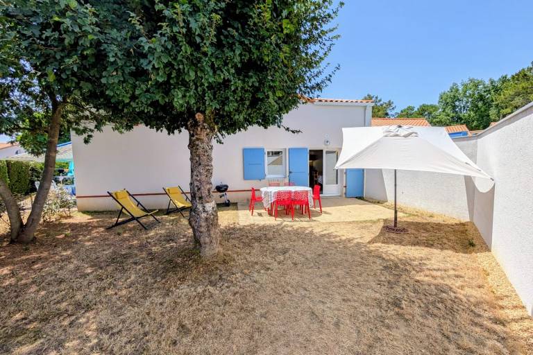 Vacation home with pool, garden & patio — photo 3