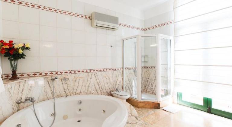 Fully equipped villa with barbeque, hot tub & patio | Suitable for remote work | Pets are welcome — photo 3