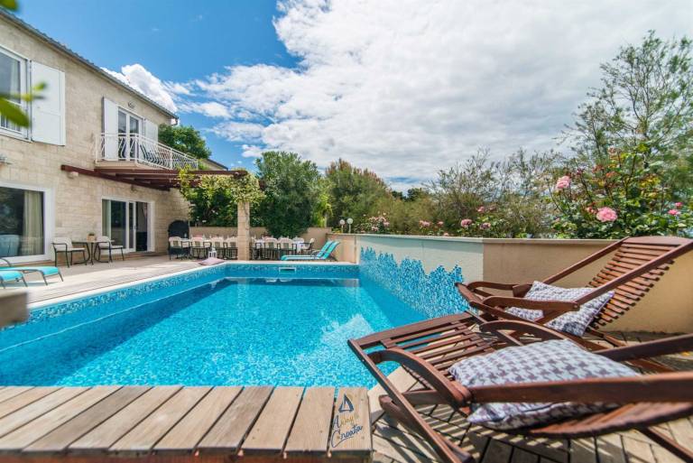 7-BR Beachfront Villa with Seaside Terrace and Heated Swimming Pool — photo 5