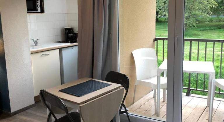 Holiday apartment with private pool, patio & garden — photo 2