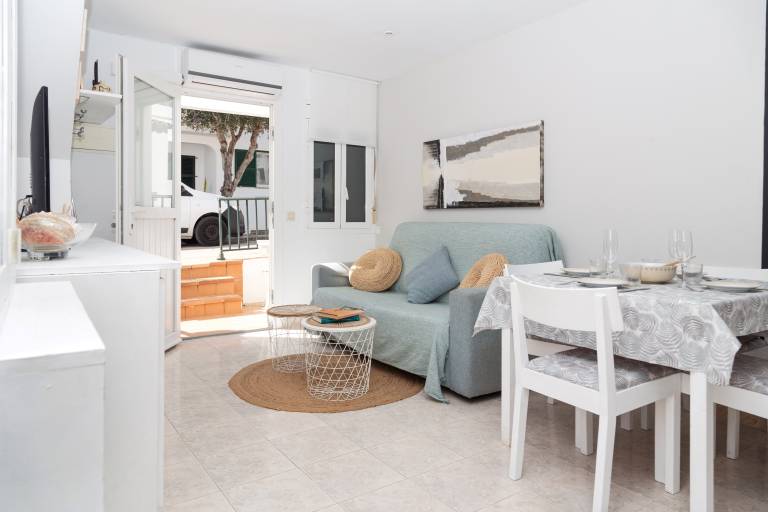 Cozy Apartment in Cala en Blanes with Pool and Air Conditioning — photo 2