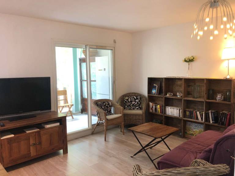Beautiful 2-Bedroom Apartment in Green Estate with Shared Pool, Balcony, and Wi-Fi in Six-Fours-les-Plages