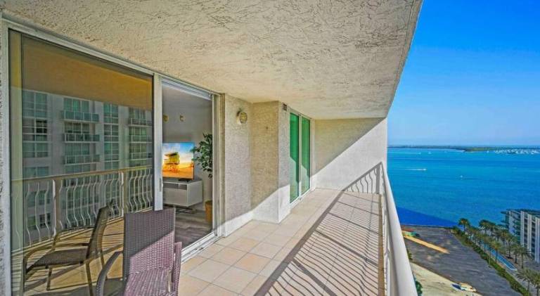 Amazing 1 Bed 1 Bath • Brickell • City & Bay View — photo 5