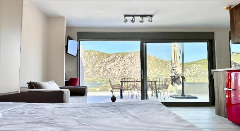 Charming serviced apartment with pool, garden & patio | Pet-friendly — photo 2