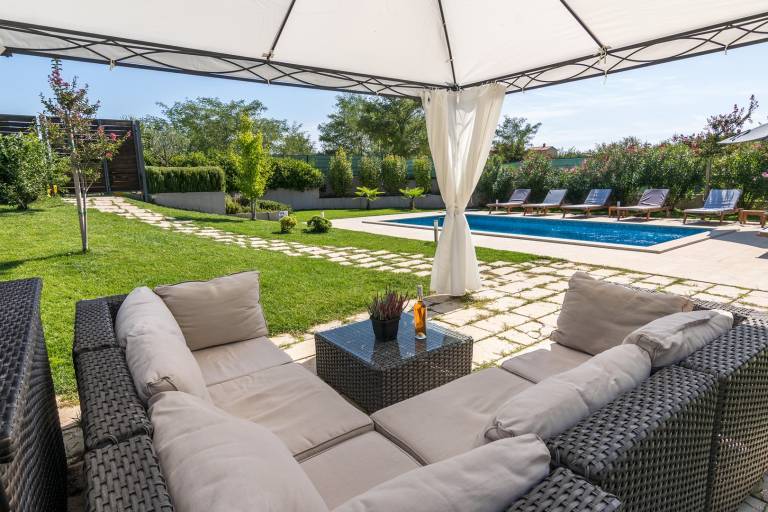 Family-oriented charming villa with barbeque, yard & fast internet | Pets are welcome — photo 5