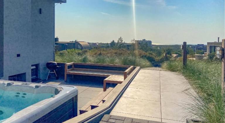 Vacation home with jacuzzi — photo 4