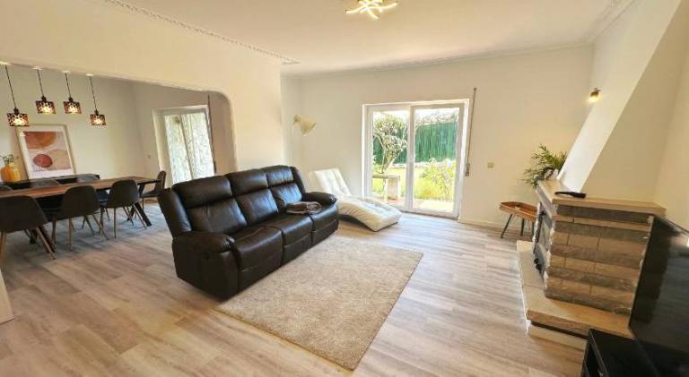 Fully equipped villa with yard, hot tub & patio | Suitable for remote work | Dogs allowed — photo 2