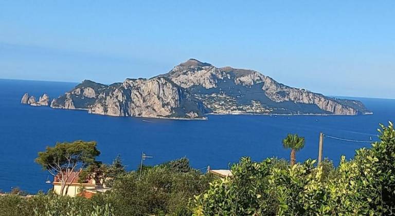 Vacation home with yard, BBQ & jacuzzi in Sorrento