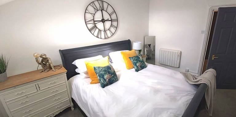 Apartment Cheltenham