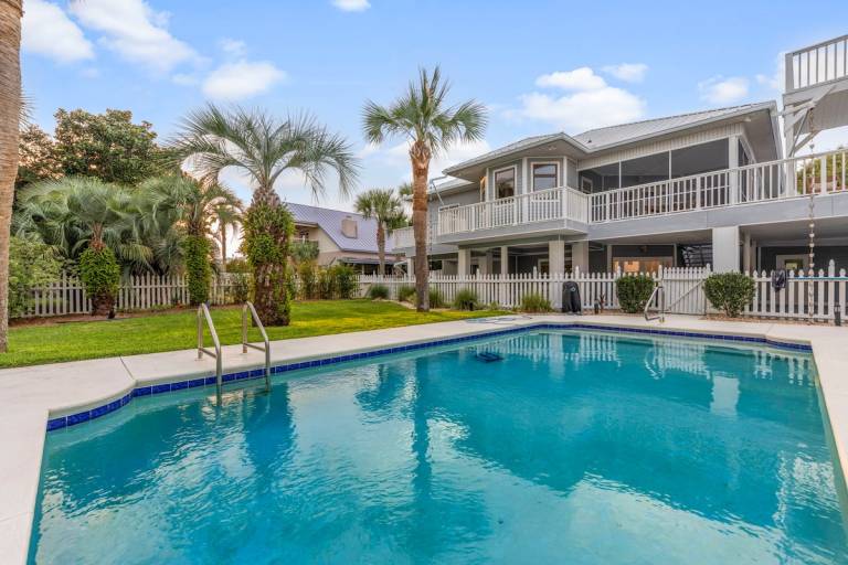 Family-friendly house with BBQ, private pool & garden | Pets allowed — photo 2