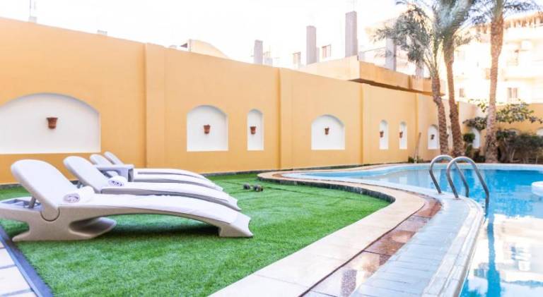 Serviced apartment with yard, pool & terrace | Pet-friendly — photo 3