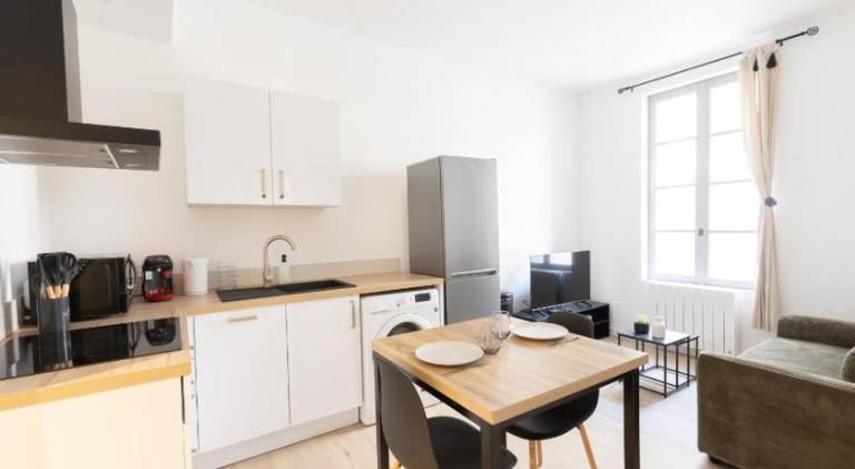 Beautiful rental apartment | Next to Popes' Palace | Suitable for remote work | Dogs allowed — photo 2