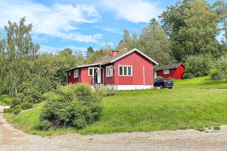 Vacation home with yard — photo 3