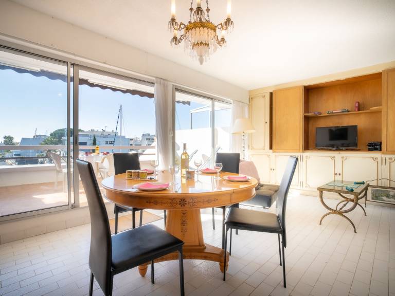Holiday apartment with patio — photo 3