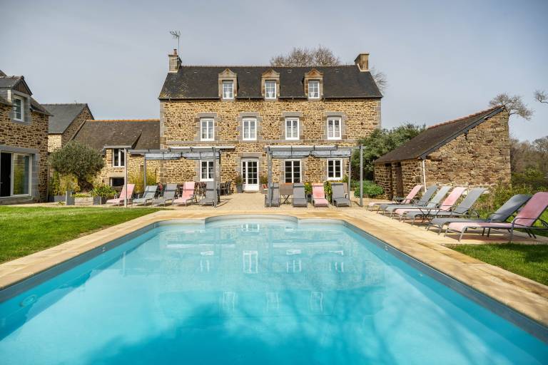 House with yard, fast internet & terrace | Garden view | Good for workation in Dinan