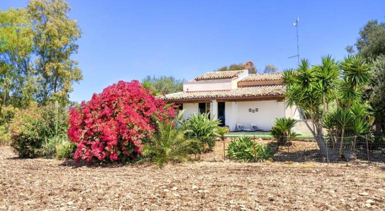 House with terrace, garden & grill in Ragusa