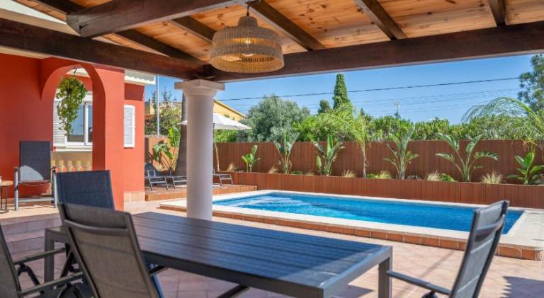 Vacation home with barbeque, private pool & yard | Perfect for remote work — photo 2