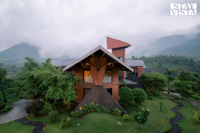 Villa with garden & pool in Panvel