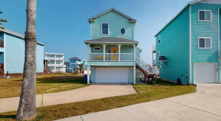 Vacation home with hot tub & pool in Corpus Christi, TX