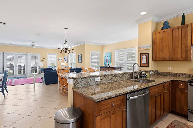 Family-oriented house with barbeque, heated pool & patio | Water view | Pets allowed — photo 5