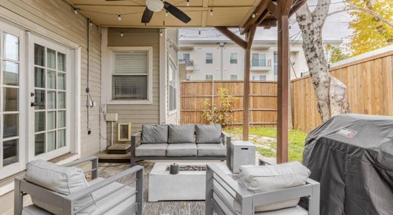 Charming 4BR Duplex in Oak Lawn Private Backyard — photo 4