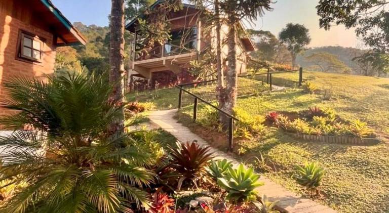 Lodge with patio, jacuzzi & garden | Pets allowed — photo 4
