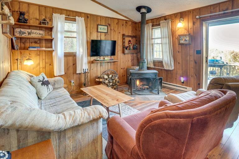 7 Mi to Main Street: Cabin w/ Deck in Stanley! in Shenandoah, MD