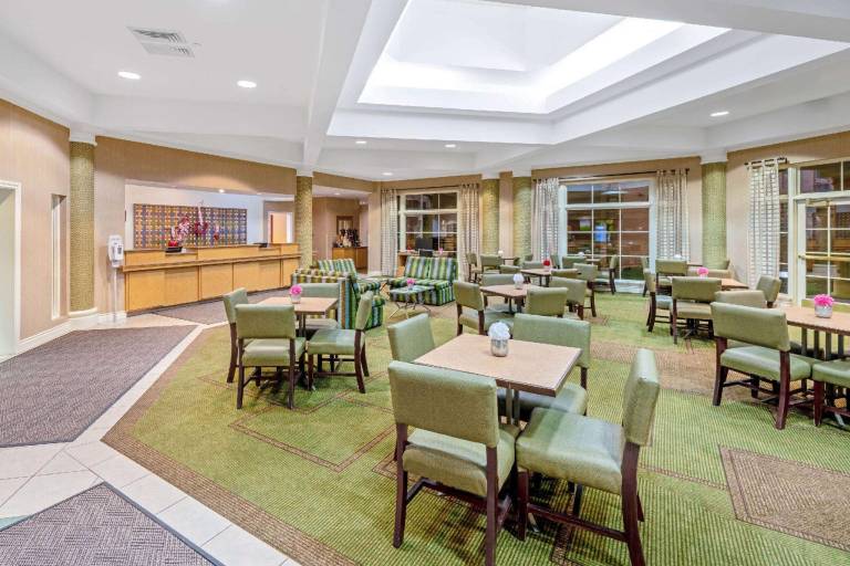 La Quinta Inn & Suites by Wyndham Salt Lake City Airport — photo 4