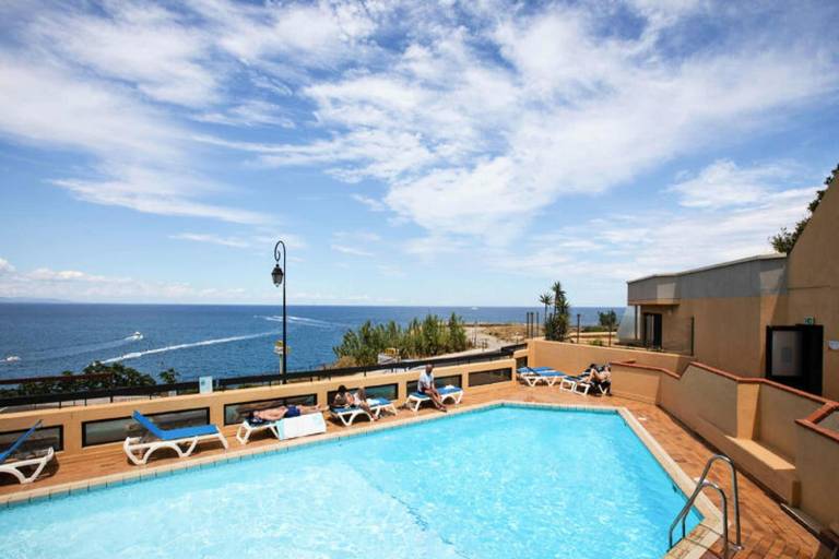 Holiday apartment with pool & patio in Collioure