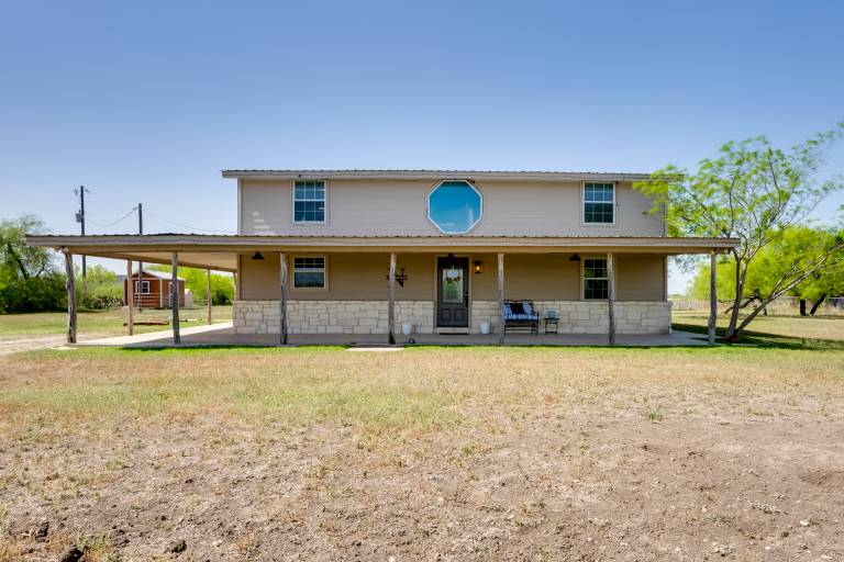 Pet-Friendly Cabin on 3 Acres: 7 Mi to Uvalde! in Uvalde, TX