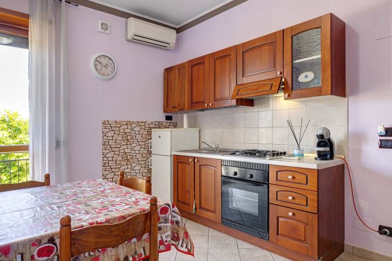 Apartment 'Carbone' with Private Terrace, Wi-Fi and Air Conditioning — photo 4
