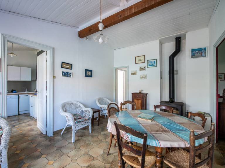 Beach House, Sleeps 6, Close to Ocean, Enclosed Yard, Parking, Pet Friendly — photo 5