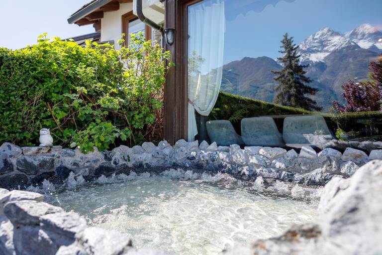 Vacation home with terrace, fast internet & hot tub | Garden view — photo 2