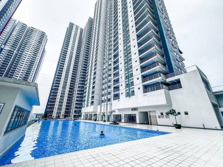 Serviced apartment with patio, pool & barbecue in Kuala Lumpur